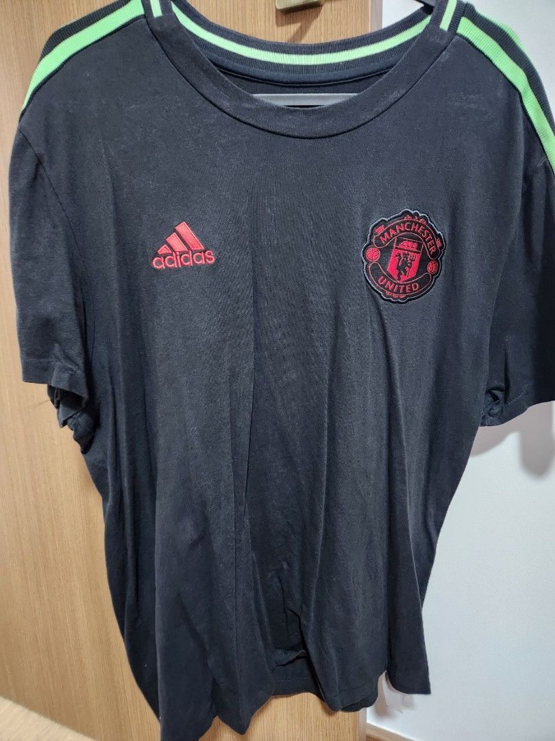 Adidas Manchester United T-Shirt - XL (Category: Tshirts & Polo Shirts) located in Singapore. Submitted by zlhlm (Listing ID 1380374227, Image 1). Description: - Adidas Manchester United t-shirt - Black with green stripes - Size: XL - Made in Vietnam - Good condition.