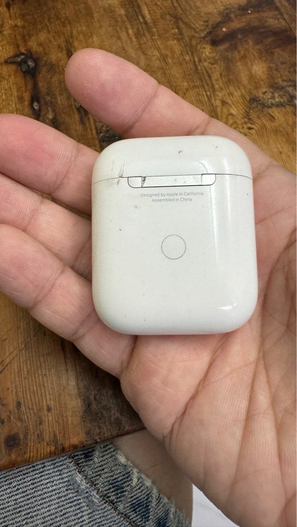 由 xiaohsieh (刊登 ID 1380402828，圖片 2) 提交，位於 台北市 (Taipei) 的 airpods 充電盒與左右耳疵零件品出售不退 (類別：耳機)，說明：airpods 充電盒與左右耳疵零件品出售不退 資源回收環保品 零件品出售無法使用 謝謝。