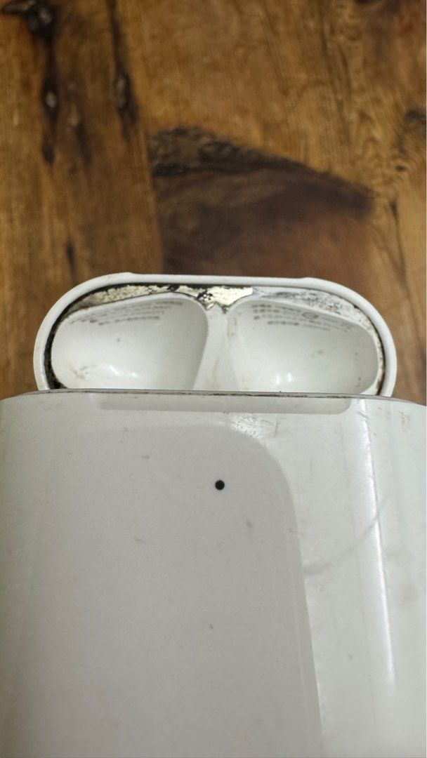由 xiaohsieh (刊登 ID 1380402828，圖片 3) 提交，位於 台北市 (Taipei) 的 airpods 充電盒與左右耳疵零件品出售不退 (類別：耳機)，說明：airpods 充電盒與左右耳疵零件品出售不退 資源回收環保品 零件品出售無法使用 謝謝。