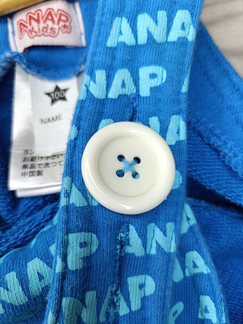 ANAP Kids Overal Logo Pattern Korean Look Size 3-4 Tahun Unisex (Kategori: 4 hingga 7 tahun) berada di Padang. Dikirim oleh second.dylan (ID iklan 1380482443, Gambar 3). Deskripsi: 🎀 WAJIB BACA SEBELUM ORDER🎀 - Anak Usia : 3-4 Tahun (di tag size 100 tapi cuttingnya besar jadi anak 4 tahun muat) - Lingkar Pinggang : 60cm - Kondisi Baju : Like New, Tidak ada minus pemakaian, Bahan tebal lembut, Warna masih bagus, Sablon motif aman semua, Tag wash