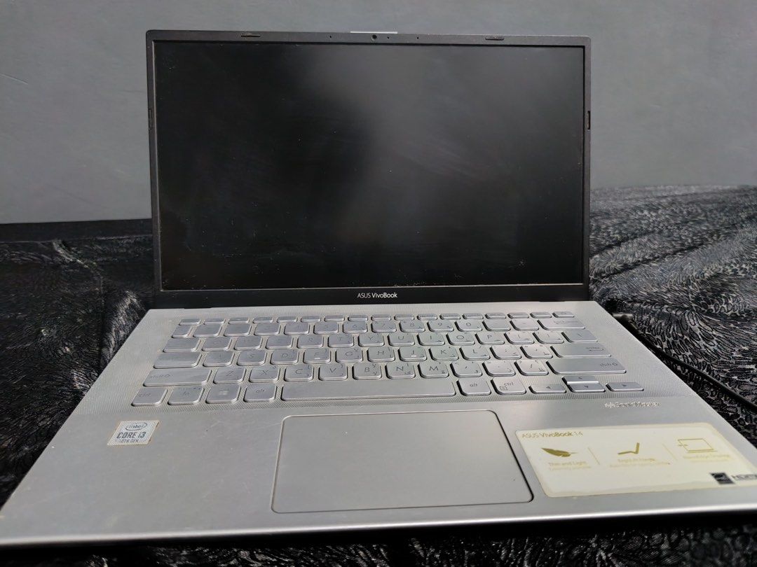 Asus Vivobook (Category: Laptops & Notebooks) located in Tuguegarao City. Submitted by _halamarn (Listing ID 1380395415, Image 1). Description: ‼️FOR SALE ASUS VIVOBOOK Asus Vivobook 14 Intel Core i3 10th gen 4GB Ram Windows 11 Intel UHD Graphics ‼️Issue Keyboard (will provide extra keyboard).