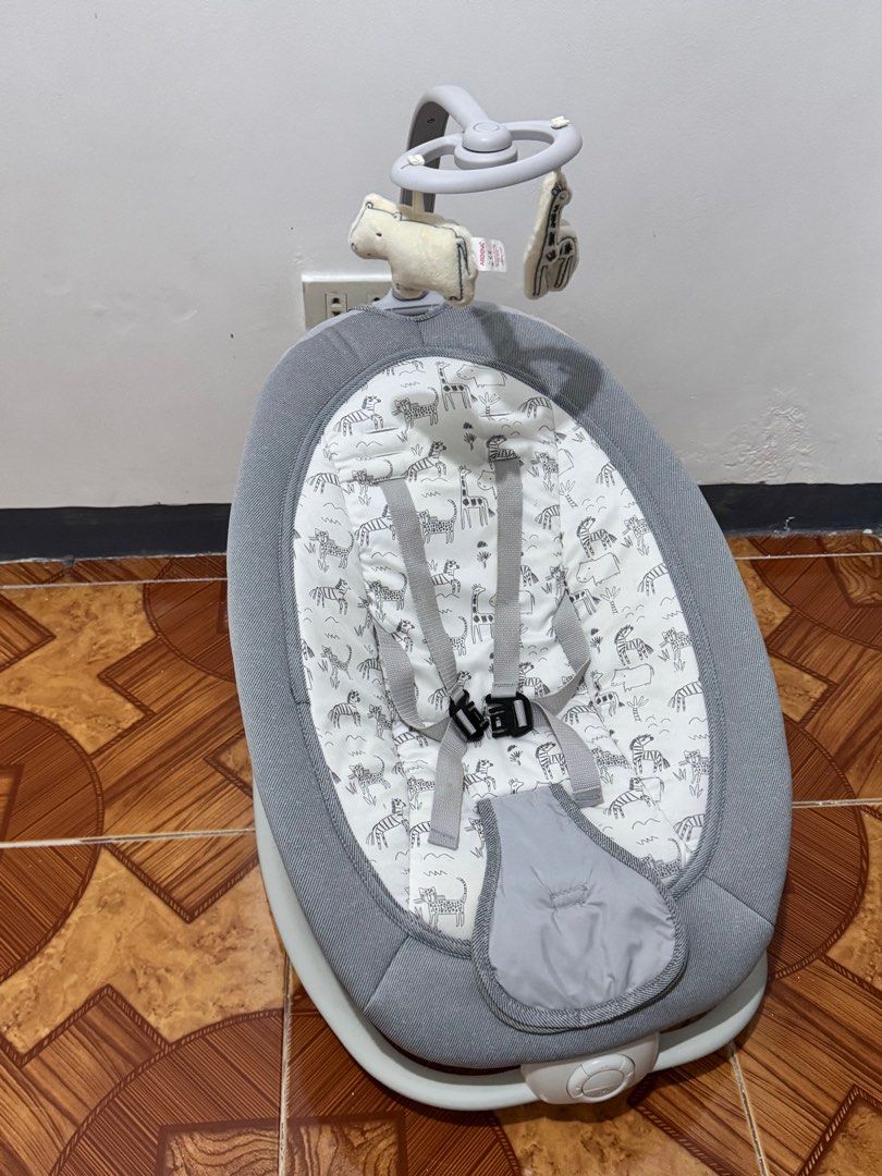 Car seat and rocking chair bundle (Category: Car Seats) located in Manila. Submitted by _elledeclutters (Listing ID 1380372162, Image 2). Description: .