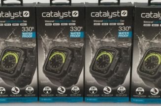 由 looneysale (刊登 ID 1380494584，圖片 1) 提交，位於 台中市 (Taichung) 的 CATALYST 44mm Apple Watch 6 / 5 / 4 / SE 軍規防摔、超強防水 保護殼【全新】 (類別：手機套及手機殻)，說明：商品名稱:：CATALYST 44mm Apple Watch 6 / 5 / 4 / SE 軍規防摔、超強防水 保護殼 品牌：Catalyst ⚡商品規格： 適用型號：44mm Apple Watch Series 6 / 5 / 4 / SE (Gen 2 / 1) 防水等級： IP-68，測試深度達100公尺 防護等級：軍規級衝擊保護，防摔落高度高達2公尺 材質：聚碳酸酯外殼、矽膠內襯/錶帶 尺寸：25.50cm x 4.80cm x 1.40cm 🔥商品特色： ★ IP-68防水等級，100公尺 深度測試，全面防水的同時抵禦灰塵、泥土與沙子，適合極端環境（如雪地、沙灘） ★ 軍規級MIL-STD-810G防摔，2