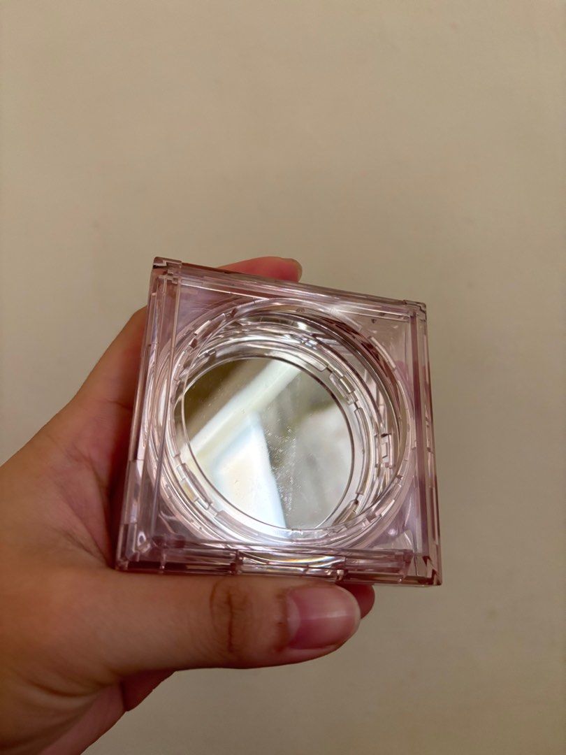 由 8065wee (刊登 ID 1380349227，圖片 2) 提交，位於 台南市 (Tainan) 的 CLIO粉色空盒 (類別：化妝品)，說明：不換物 出貨需4-7天不介意者再下單。