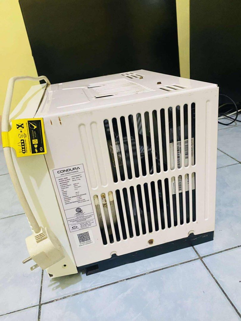 Condura Airconditioner 0.5 hp (Category: Air Conditioning and Heating) located in Quezon City. Submitted by queenofpentacles (Listing ID 1380442257, Image 3). Description: Decluttering Only 1 flaw that can be seen on first photo.