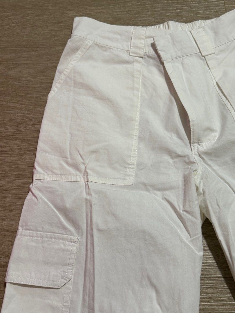 Cotton On White Cargo Pants (Category: Other Bottoms) located in Singapore. Submitted by bingggbonggg (Listing ID 1380357856, Image 3). Description: .