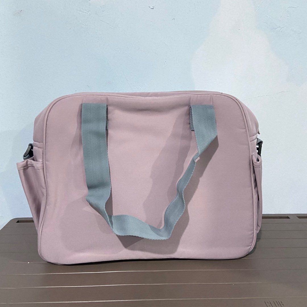 Dialogue baby Tas Medium (Kategori: Kereta, Kursi Goyang & Gendongan Bayi) berada di Pati. Dikirim oleh redtomatoo (ID iklan 1380429037, Gambar 3). Deskripsi: Dimensi: 36x28x14,5 Fitur: - 1 Saku Depan - 2 Saku samping - 1 Saku Utama (Banyak sekat untuk menaruh barang-barang kecil dan ada tempat botol susu) Tas Bayi muat banyak barang NO NEGO YA MOM, UDAH PALING MURAH 😘.