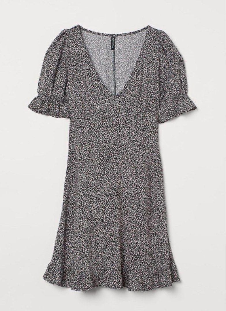 Divided (by H&M) Floral Dress (Category: Dresses) located in General Trias. Submitted by lessleesell (Listing ID 1380339781, Image 1). Description: Divided (by H&M) Floral Dress Comfy fit, perfect for summer Above the knee length Bought here but doesn’t fit me .