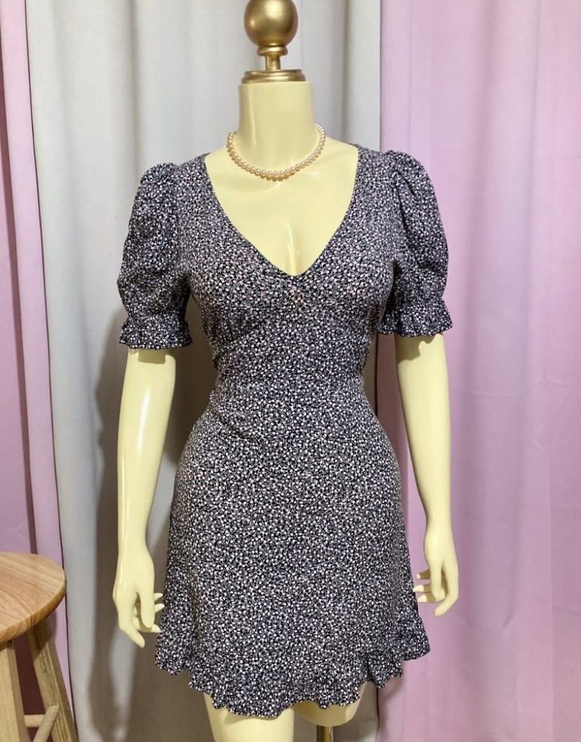 Divided (by H&M) Floral Dress (Category: Dresses) located in General Trias. Submitted by lessleesell (Listing ID 1380339781, Image 2). Description: Divided (by H&M) Floral Dress Comfy fit, perfect for summer Above the knee length Bought here but doesn’t fit me .
