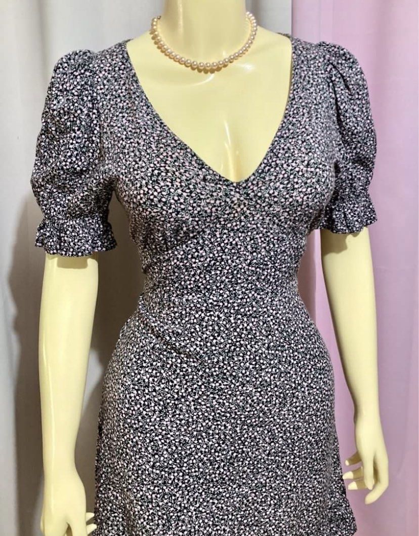 Divided (by H&M) Floral Dress (Category: Dresses) located in General Trias. Submitted by lessleesell (Listing ID 1380339781, Image 3). Description: Divided (by H&M) Floral Dress Comfy fit, perfect for summer Above the knee length Bought here but doesn’t fit me .