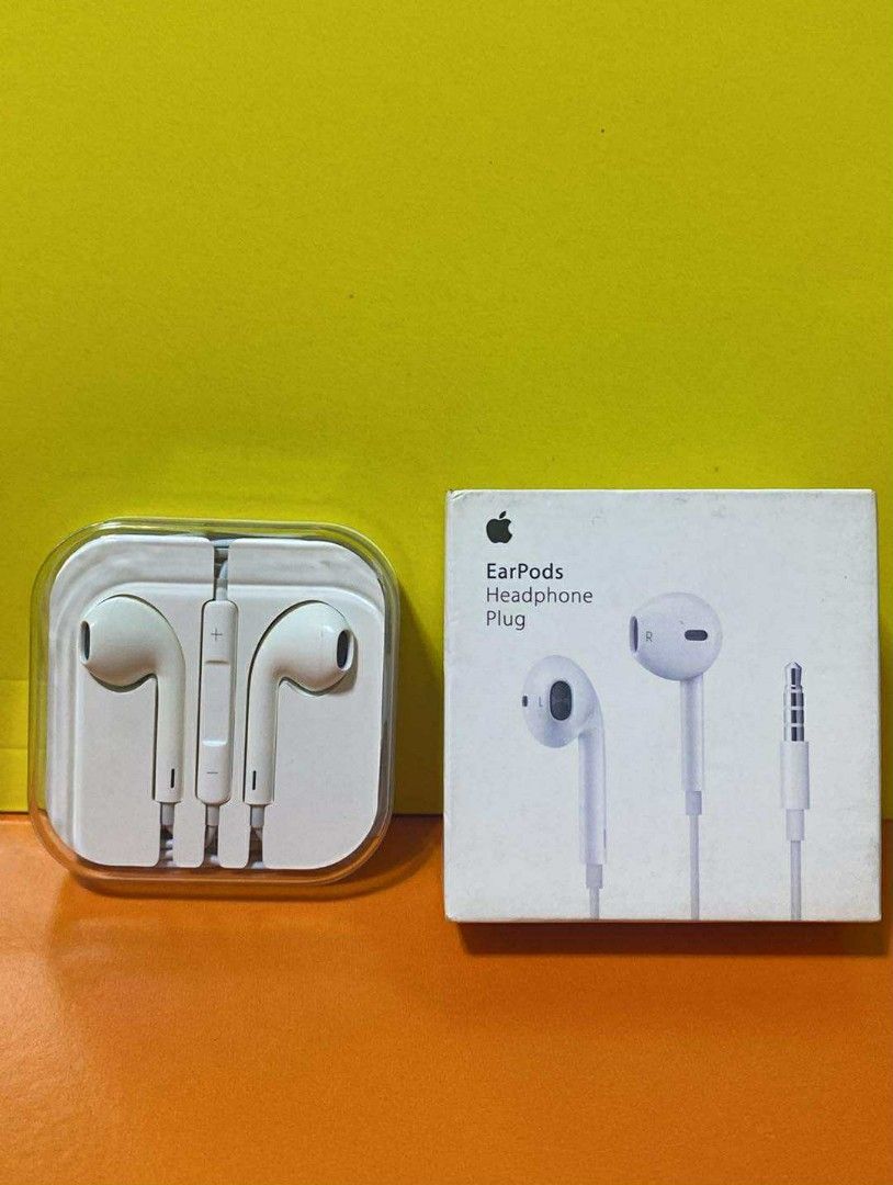 Earpods headphone type jack (Category: Headphones & Headsets) located in Manila. Submitted by milasgadgetph (Listing ID 1380346239, Image 1). Description: .