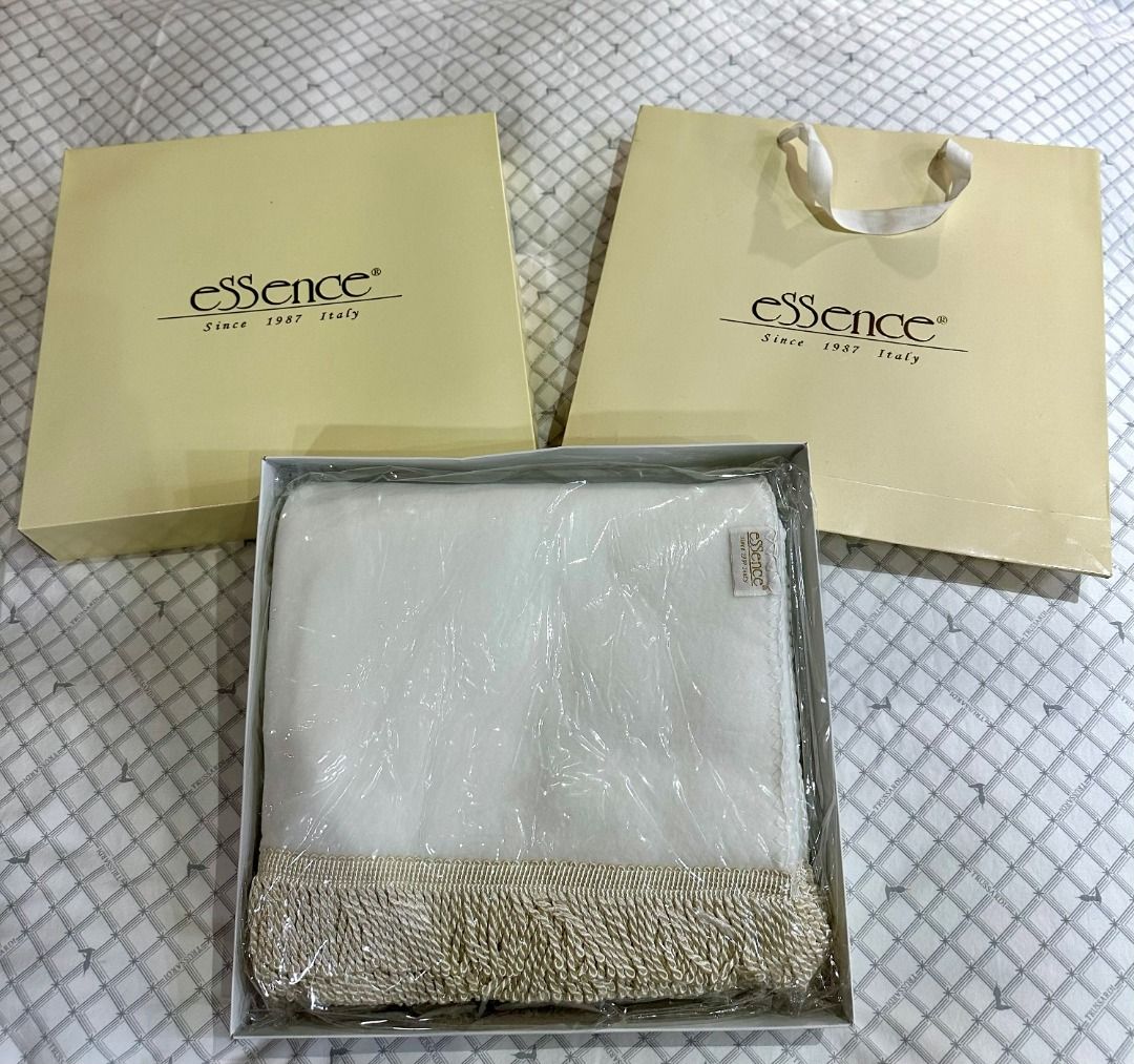 由 lovelyfa (刊登 ID 1380435036，圖片 1) 提交，位於 台中市 (Taichung) 的 essence 純白色 冷氣毯 沙發毯 薄毯 流蘇邊 全新品 (類別：床具浴巾)，說明：贈品 拿到後即在櫃子裡 全新，僅拆開拍照 材質 純白絨毛感 （但上面沒有標示） 尺寸約123 x 170 cm 總共有三個 都有透明袋包裝 都有外盒 都有紙袋 （外盒跟紙袋雖不曾使用過，但因時間較久稍有髒污泛黃感，請介意的朋友不要下單） 可以為沙發配一整組一樣顏色的毯子 一個350元 如果想購買兩個或三個，請聊聊通知，我改總價後再下單。 注意事項: 有問題歡迎聊聊 開箱時請錄影，以避免之後有爭議 因為拍照角度跟光線以及每台電腦顯示器的不同，而產生網頁上的圖片可能與實際產品有顏色上的差別，敬請見諒。 圖是實物照的(您收到的就是照片的那個) ，有任何疑問請下單前問清楚，不接受以任何理由退換貨，可接受再下單喔。謝謝~~ 非企業經營賣家，無提供發票。