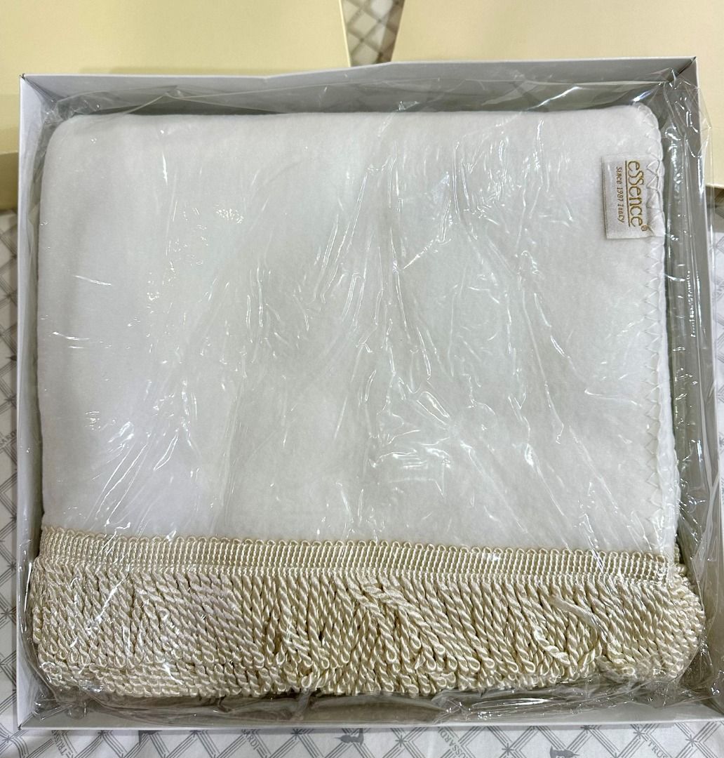 由 lovelyfa (刊登 ID 1380435036，圖片 3) 提交，位於 台中市 (Taichung) 的 essence 純白色 冷氣毯 沙發毯 薄毯 流蘇邊 全新品 (類別：床具浴巾)，說明：贈品 拿到後即在櫃子裡 全新，僅拆開拍照 材質 純白絨毛感 （但上面沒有標示） 尺寸約123 x 170 cm 總共有三個 都有透明袋包裝 都有外盒 都有紙袋 （外盒跟紙袋雖不曾使用過，但因時間較久稍有髒污泛黃感，請介意的朋友不要下單） 可以為沙發配一整組一樣顏色的毯子 一個350元 如果想購買兩個或三個，請聊聊通知，我改總價後再下單。 注意事項: 有問題歡迎聊聊 開箱時請錄影，以避免之後有爭議 因為拍照角度跟光線以及每台電腦顯示器的不同，而產生網頁上的圖片可能與實際產品有顏色上的差別，敬請見諒。 圖是實物照的(您收到的就是照片的那個) ，有任何疑問請下單前問清楚，不接受以任何理由退換貨，可接受再下單喔。謝謝~~ 非企業經營賣家，無提供發票。