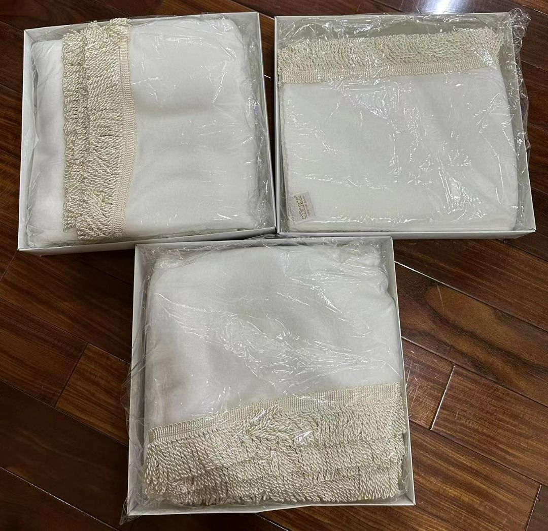 由 lovelyfa (刊登 ID 1380435036，圖片 2) 提交，位於 台中市 (Taichung) 的 essence 純白色 冷氣毯 沙發毯 薄毯 流蘇邊 全新品 (類別：床具浴巾)，說明：贈品 拿到後即在櫃子裡 全新，僅拆開拍照 材質 純白絨毛感 （但上面沒有標示） 尺寸約123 x 170 cm 總共有三個 都有透明袋包裝 都有外盒 都有紙袋 （外盒跟紙袋雖不曾使用過，但因時間較久稍有髒污泛黃感，請介意的朋友不要下單） 可以為沙發配一整組一樣顏色的毯子 一個350元 如果想購買兩個或三個，請聊聊通知，我改總價後再下單。 注意事項: 有問題歡迎聊聊 開箱時請錄影，以避免之後有爭議 因為拍照角度跟光線以及每台電腦顯示器的不同，而產生網頁上的圖片可能與實際產品有顏色上的差別，敬請見諒。 圖是實物照的(您收到的就是照片的那個) ，有任何疑問請下單前問清楚，不接受以任何理由退換貨，可接受再下單喔。謝謝~~ 非企業經營賣家，無提供發票。