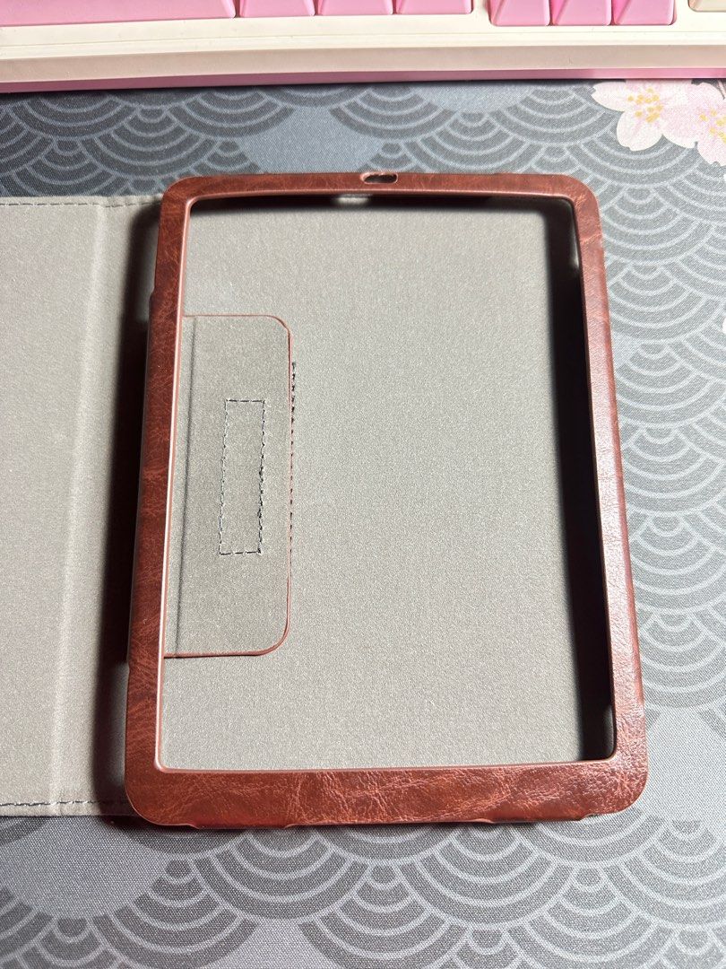 Fintie Kindle Leather Case for 12th Gen 7” (Category: Cases & Sleeves) located in Calamba. Submitted by yewbi (Listing ID 1380359736, Image 3). Description: may small dent lang (last pic) na hindi noticeable sa normal light bcs vintage naman yung leather texture rfs: kasama sa purchase ng kindle ko but not my style 📍 loc: calamba, laguna 🚛 mod: jnt/lbc/ggx/lalamove 💵 mop: gcash / bank .