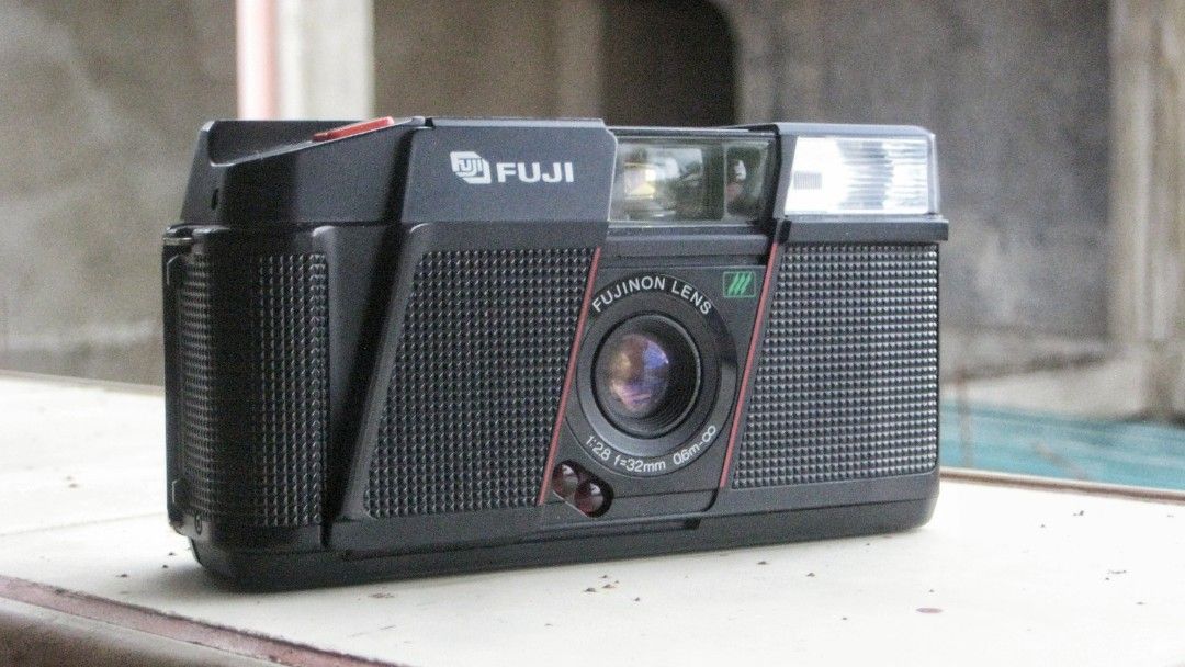 Fuji DL 200 Date Film camera (Category: Cameras) located in Cebu City. Submitted by nicholas758 (Listing ID 1380380116, Image 1). Description: Clean lens like new slight scratch in lens housing, but the lens itself is clean ⚠️Warning: last time tested was years ago, current item condition is unclear (i got no battery for testing) Sold As is ⚠️issue: missing battery cartridge, but you can still attach a battery.
