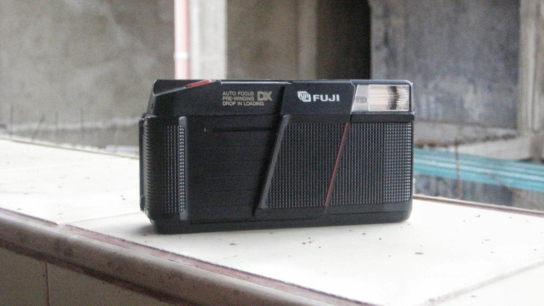 Fuji DL 200 Date Film camera (Category: Cameras) located in Cebu City. Submitted by nicholas758 (Listing ID 1380380116, Image 2). Description: Clean lens like new slight scratch in lens housing, but the lens itself is clean ⚠️Warning: last time tested was years ago, current item condition is unclear (i got no battery for testing) Sold As is ⚠️issue: missing battery cartridge, but you can still attach a battery.