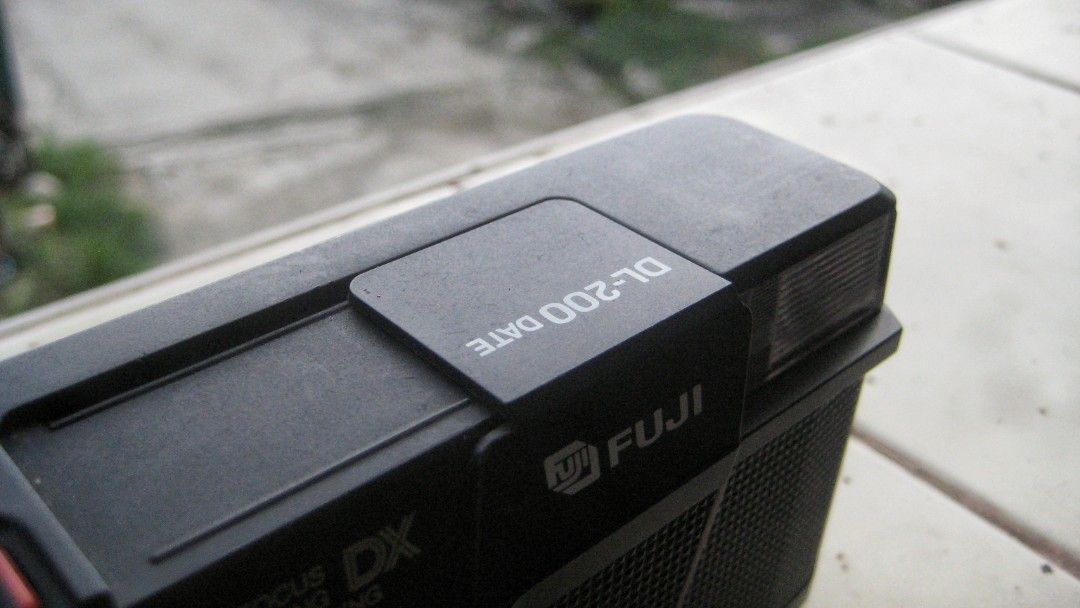 Fuji DL 200 Date Film camera (Category: Cameras) located in Cebu City. Submitted by nicholas758 (Listing ID 1380380116, Image 3). Description: Clean lens like new slight scratch in lens housing, but the lens itself is clean ⚠️Warning: last time tested was years ago, current item condition is unclear (i got no battery for testing) Sold As is ⚠️issue: missing battery cartridge, but you can still attach a battery.