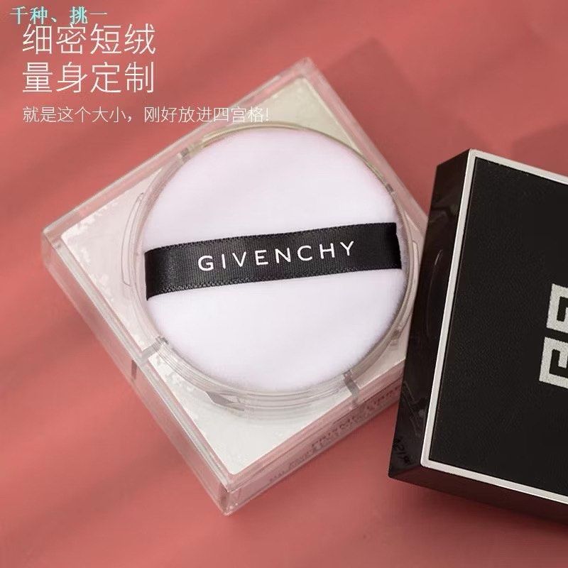 由 kjl299 (刊登 ID 1380362367，圖片 3) 提交，位於 新北市 (New Taipei) 的 購物贈💕GIVENCHY紀梵希 四宮格蜜粉散粉「粉撲」#個性潮流派 僅此一枚！ (類別：化妝品)，說明：全新正貨 購物即可索取💕只有一枚！ 直徑實測5.3公分 厚1.2公分 #柔軟細緻 寬度夠好操作 #一般蜜粉餅也適用 #我本人偏愛用毛毛粉撲上腮紅辣😎。
