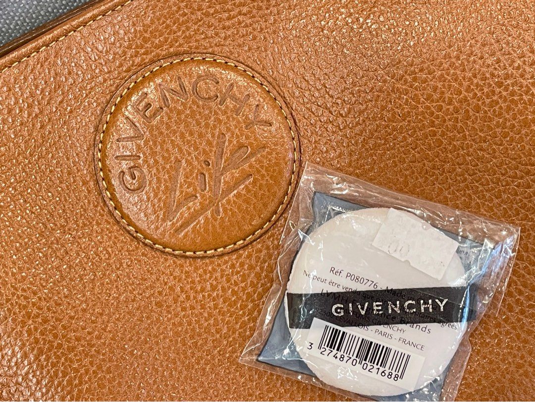 由 kjl299 (刊登 ID 1380362367，圖片 2) 提交，位於 新北市 (New Taipei) 的 購物贈💕GIVENCHY紀梵希 四宮格蜜粉散粉「粉撲」#個性潮流派 僅此一枚！ (類別：化妝品)，說明：全新正貨 購物即可索取💕只有一枚！ 直徑實測5.3公分 厚1.2公分 #柔軟細緻 寬度夠好操作 #一般蜜粉餅也適用 #我本人偏愛用毛毛粉撲上腮紅辣😎。