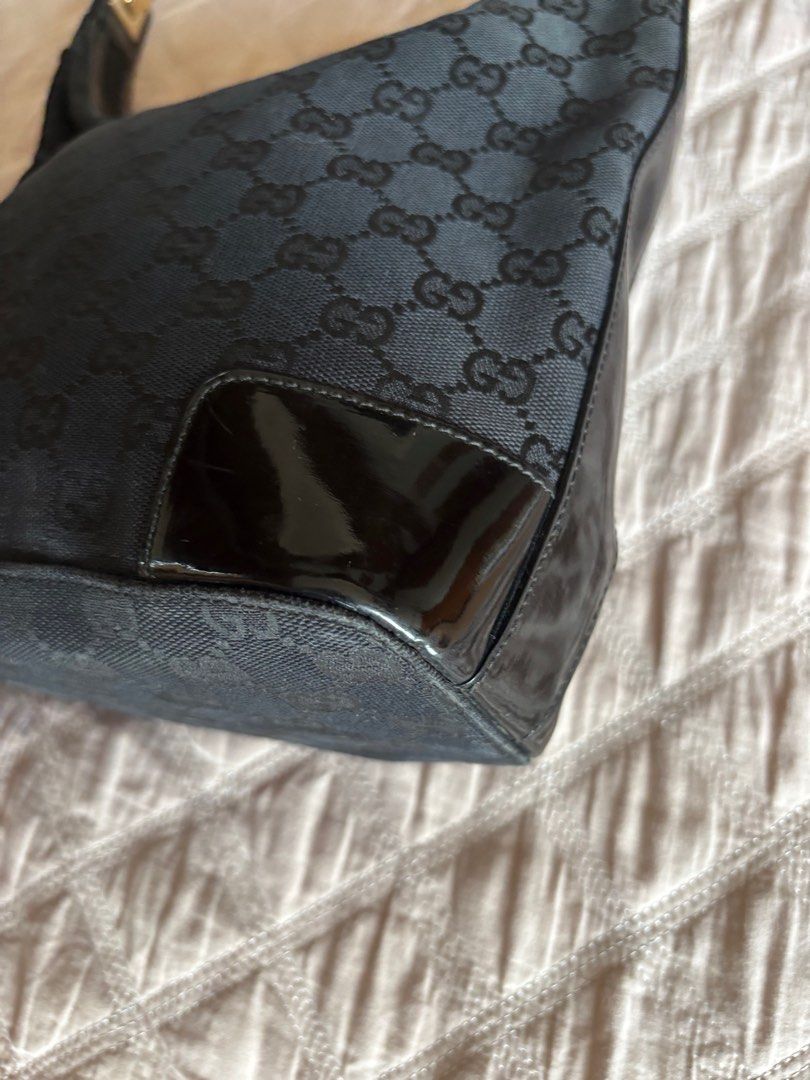 Gucci shoulder bag (Category: Luxury Bags & Wallets) located in Manila. Submitted by declutterwithjaimee (Listing ID 1380440416, Image 3). Description: Original.