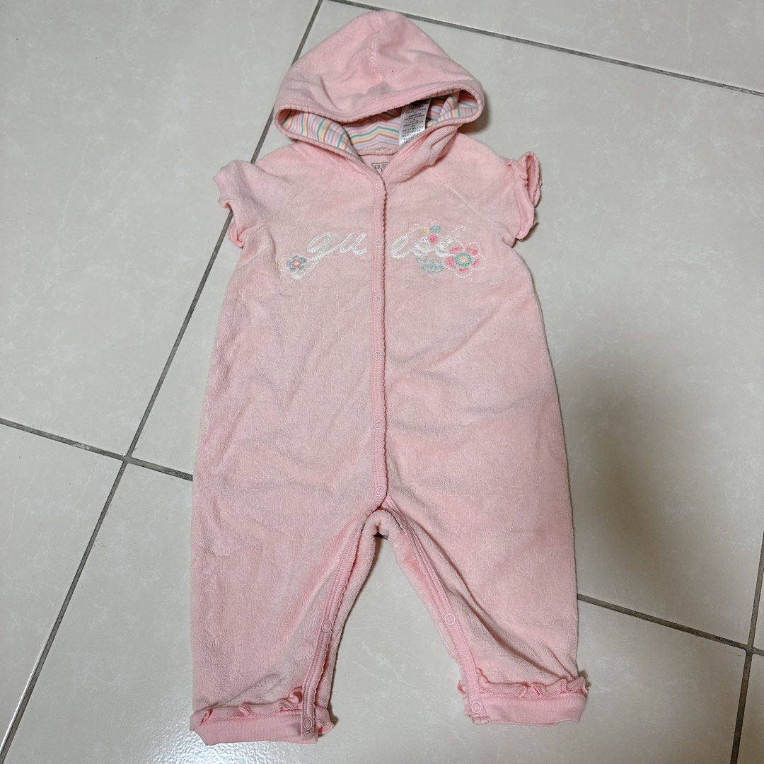 由 bebe0715 (刊登 ID 1380449469，圖片 1) 提交，位於 彰化縣 (Changhua) 的 Guess 6-9M 連身衣 (類別：嬰兒及兒童流行時尚)，說明：。
