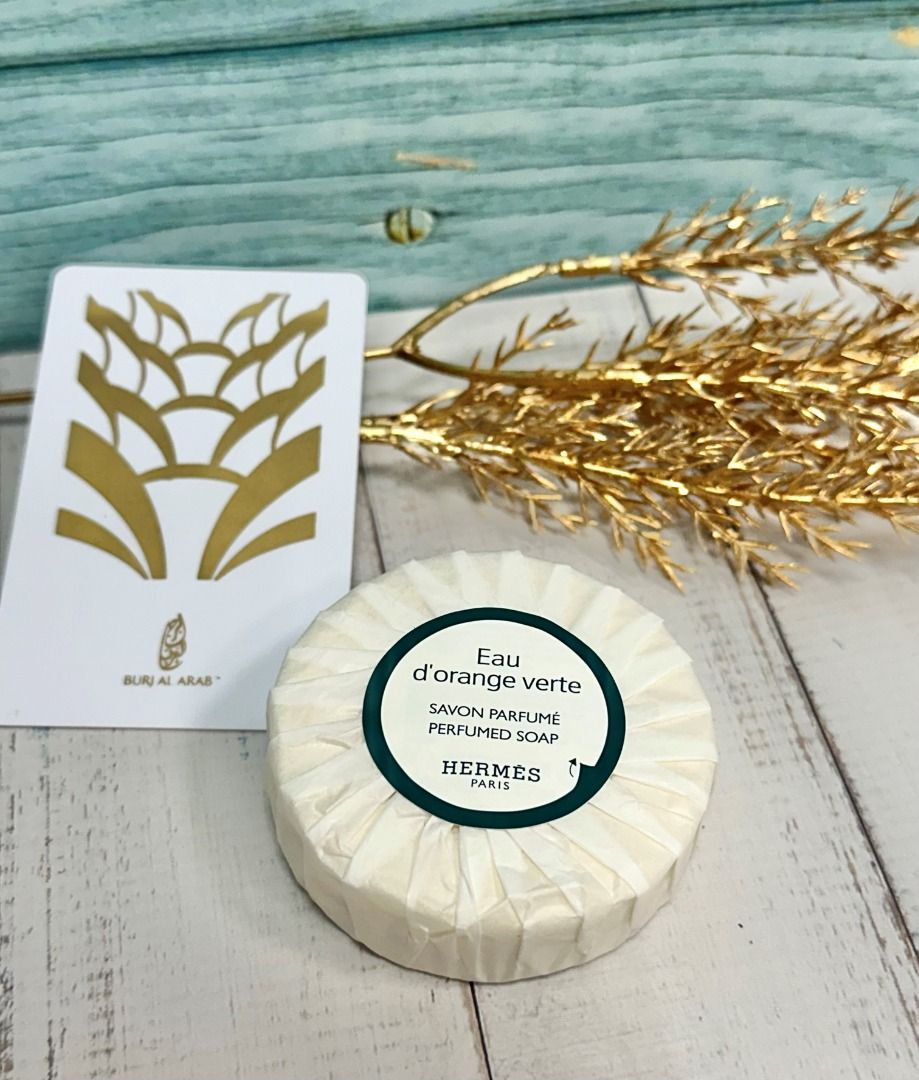 由 lovelyfa (刊登 ID 1380382803，圖片 1) 提交，位於 台中市 (Taichung) 的 HERMES 愛馬仕 d’Orange Verte 橘綠之泉香氛皂 50g 圓紙設計款 無盒 from帆船飯店 (類別：沐浴清潔相關)，說明：2024年2月入住杜拜帆船飯店拿回來的一整套愛馬仕洗浴產品 無盒 無製造日期 只有包裝背面的批號 完美主義著請繞道 分享給想簡單入手嘗試愛馬仕的朋友 附上帆船飯店房卡證明 一個50g香皂200元，下單可備註想要的批號，不然會隨機出喔。 AD310 有一個 AD305 有兩個 (如果想要兩個以上請告知，可修改商品總價 兩個為400元 或者 三個全拿為600元) 香調：柑橘清新調 前味：佛手柑、鮮橙、檸檬 中味：茉莉、番木瓜、橙花 後味：廣藿香、橡樹、薄荷 個人盥洗用品 一旦拆封恕無法退換貨 ***賣場另外有橘綠之泉 沐浴乳 ****愛馬仕大地（Terre d'Hermès）淡香水 50ml 都是入住帆船飯店拿到的 注意事項: 有問題歡迎