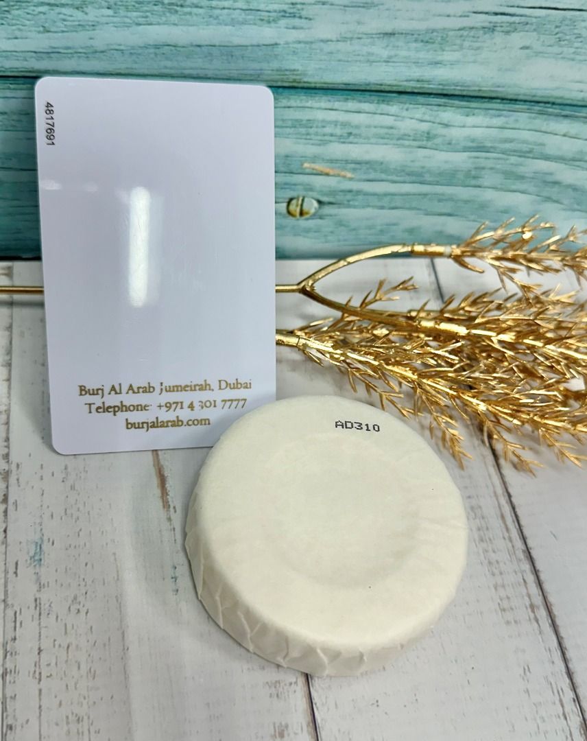 由 lovelyfa (刊登 ID 1380382803，圖片 3) 提交，位於 台中市 (Taichung) 的 HERMES 愛馬仕 d’Orange Verte 橘綠之泉香氛皂 50g 圓紙設計款 無盒 from帆船飯店 (類別：沐浴清潔相關)，說明：2024年2月入住杜拜帆船飯店拿回來的一整套愛馬仕洗浴產品 無盒 無製造日期 只有包裝背面的批號 完美主義著請繞道 分享給想簡單入手嘗試愛馬仕的朋友 附上帆船飯店房卡證明 一個50g香皂200元，下單可備註想要的批號，不然會隨機出喔。 AD310 有一個 AD305 有兩個 (如果想要兩個以上請告知，可修改商品總價 兩個為400元 或者 三個全拿為600元) 香調：柑橘清新調 前味：佛手柑、鮮橙、檸檬 中味：茉莉、番木瓜、橙花 後味：廣藿香、橡樹、薄荷 個人盥洗用品 一旦拆封恕無法退換貨 ***賣場另外有橘綠之泉 沐浴乳 ****愛馬仕大地（Terre d'Hermès）淡香水 50ml 都是入住帆船飯店拿到的 注意事項: 有問題歡迎