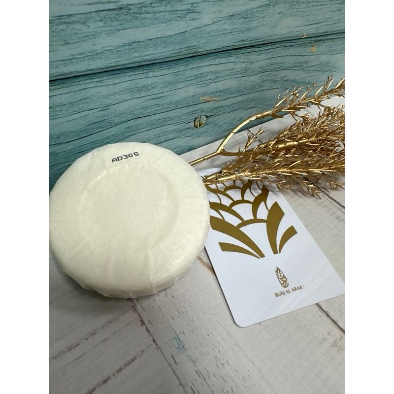 由 lovelyfa (刊登 ID 1380382803，圖片 2) 提交，位於 台中市 (Taichung) 的 HERMES 愛馬仕 d’Orange Verte 橘綠之泉香氛皂 50g 圓紙設計款 無盒 from帆船飯店 (類別：沐浴清潔相關)，說明：2024年2月入住杜拜帆船飯店拿回來的一整套愛馬仕洗浴產品 無盒 無製造日期 只有包裝背面的批號 完美主義著請繞道 分享給想簡單入手嘗試愛馬仕的朋友 附上帆船飯店房卡證明 一個50g香皂200元，下單可備註想要的批號，不然會隨機出喔。 AD310 有一個 AD305 有兩個 (如果想要兩個以上請告知，可修改商品總價 兩個為400元 或者 三個全拿為600元) 香調：柑橘清新調 前味：佛手柑、鮮橙、檸檬 中味：茉莉、番木瓜、橙花 後味：廣藿香、橡樹、薄荷 個人盥洗用品 一旦拆封恕無法退換貨 ***賣場另外有橘綠之泉 沐浴乳 ****愛馬仕大地（Terre d'Hermès）淡香水 50ml 都是入住帆船飯店拿到的 注意事項: 有問題歡迎