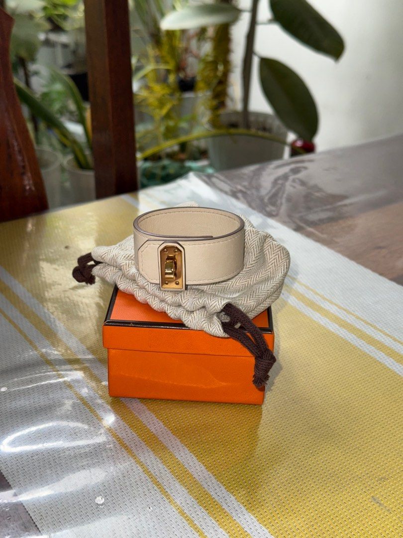Hermes Kelly Twist bracelet small (Category: Luxury Accessories) located in Quezon City. Submitted by yogisky (Listing ID 1380331988, Image 3). Description: Hermes Kelly Twist bracelet small 18k negotiable Qc Fairview area.