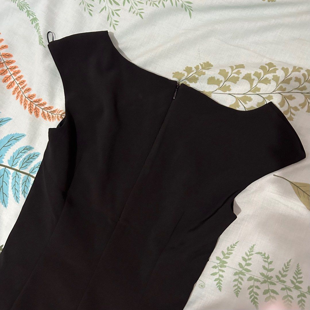H&M Black Black Dress (Category: Dresses) located in Las Pinas. Submitted by markartt (Listing ID 1380306926, Image 2). Description: .