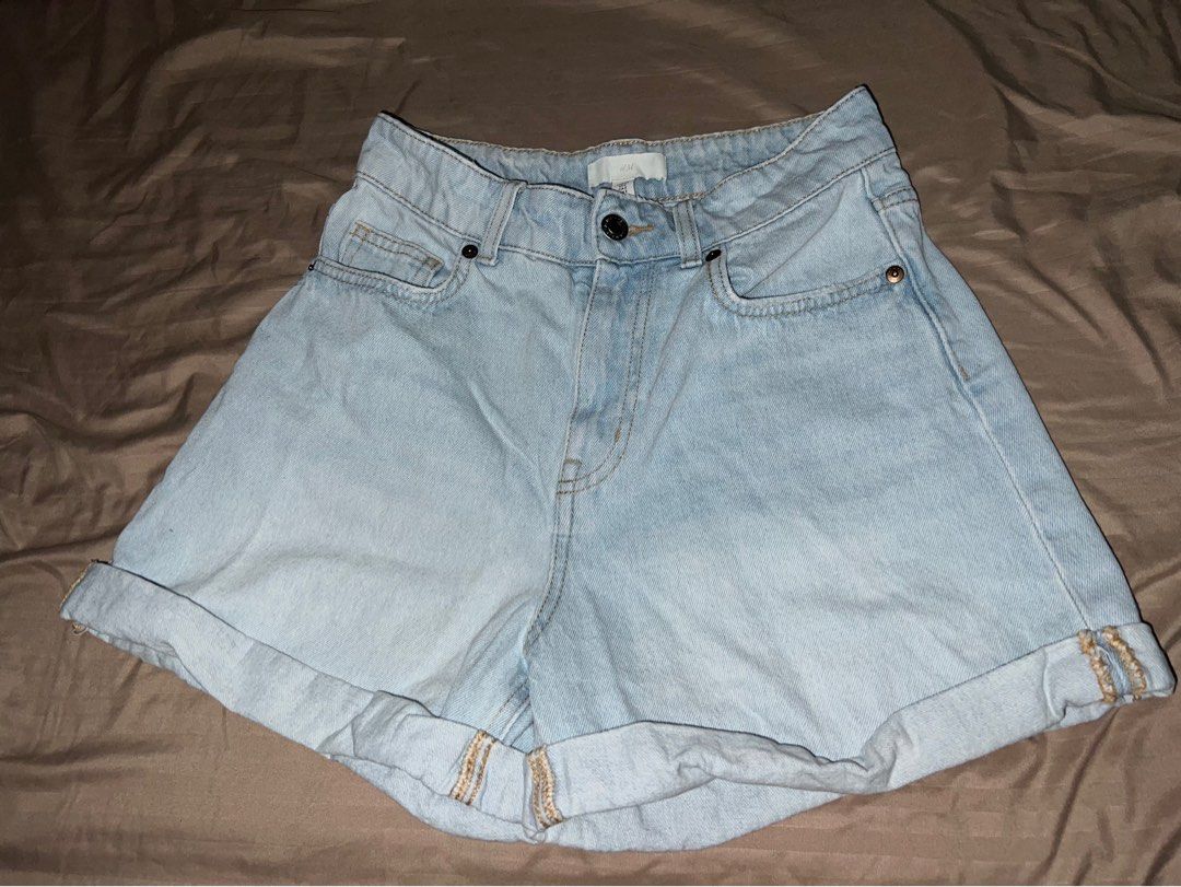 H&M Light Denim High Waisted Shorts (Category: Shorts) located in Manila. Submitted by declutter365days (Listing ID 1380325846, Image 1). Description: Uniqlo Highwaisted Denim Shorts No damage Rfs: Doesn’t fit me anymore.
