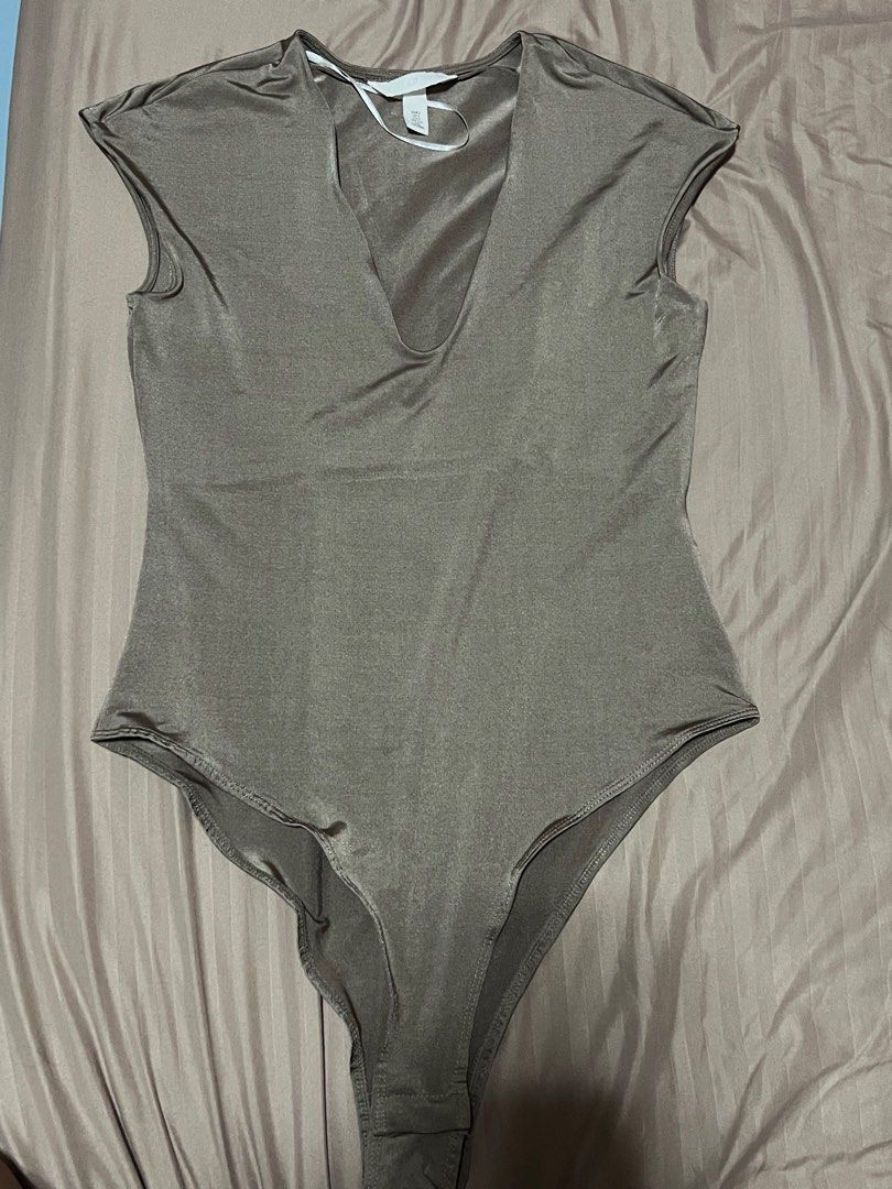 H&M Metallic Bodysuit Top (Category: Shirts) located in Manila. Submitted by declutter365days (Listing ID 1380322191, Image 1). Description: H&M Metallic Body Suit Top Color: Metallic Grayish Brown Used only once at a party Rfs: Doesn’t fit me anymore Can fit XS-Small This looks good with jeans 👌🏼.