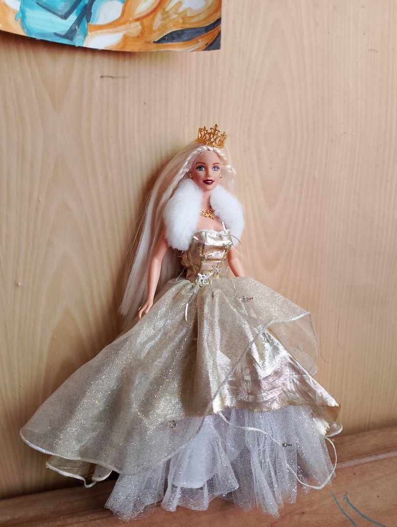 Holiday Barbie (Category: Kids Toys) located in Manila. Submitted by capbrycol (Listing ID 1380310979, Image 2). Description: 2000 holiday barbie.