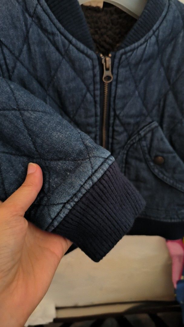 Jaket Jeans Tebal Anak PETIT MAIN Preloved Size 90 kecil (Kategori: 1 hingga 3 tahun) berada di Bogor. Dikirim oleh as3.sh0p (ID iklan 1380357819, Gambar 3). Deskripsi: jaket Tebal jeans dalaman nya sherpa size 90 kecil (1-2 tahun ) lebar dada 30cm lingkar dada 60cm panjang 33cm.