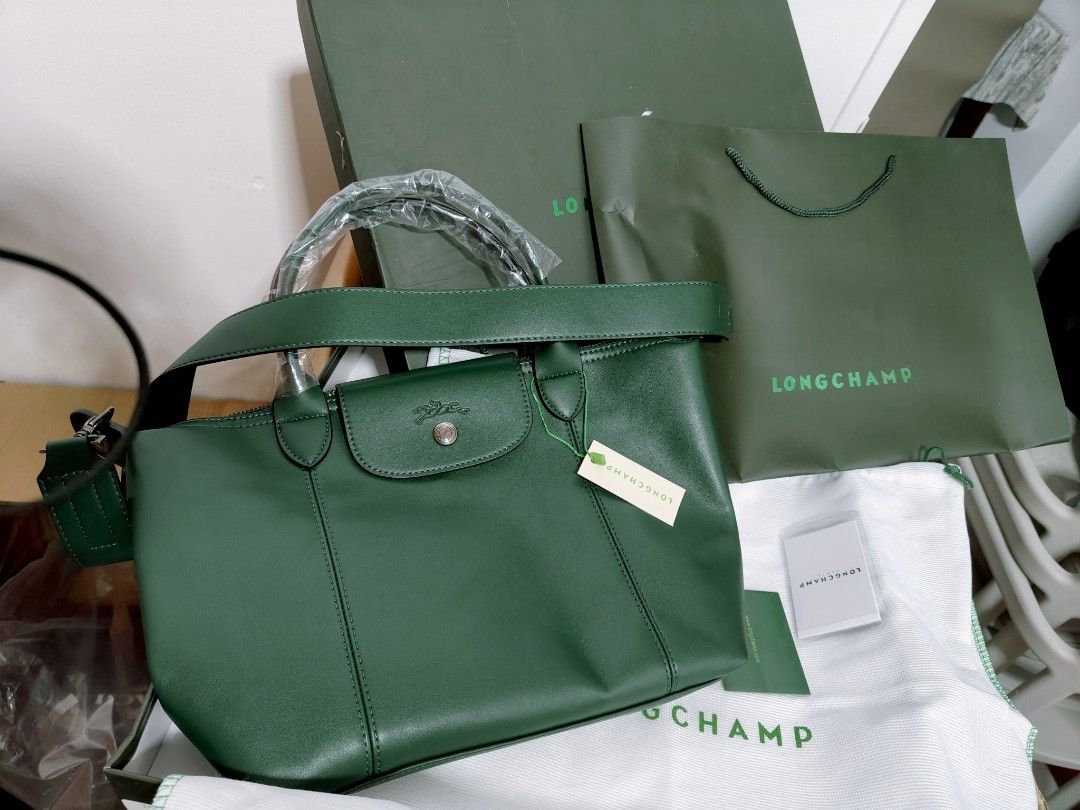 longchamp (Category: Bags & Wallets) located in Singapore. Submitted by ririntilova.27 (Listing ID 1366233703, Image 1). Description: ✅ genuine Leather ✅paperbag ✅box ✅ dust bag ✅tag still hanging on the bag self collection or singpost Shipping. happy shopping sis♥️.
