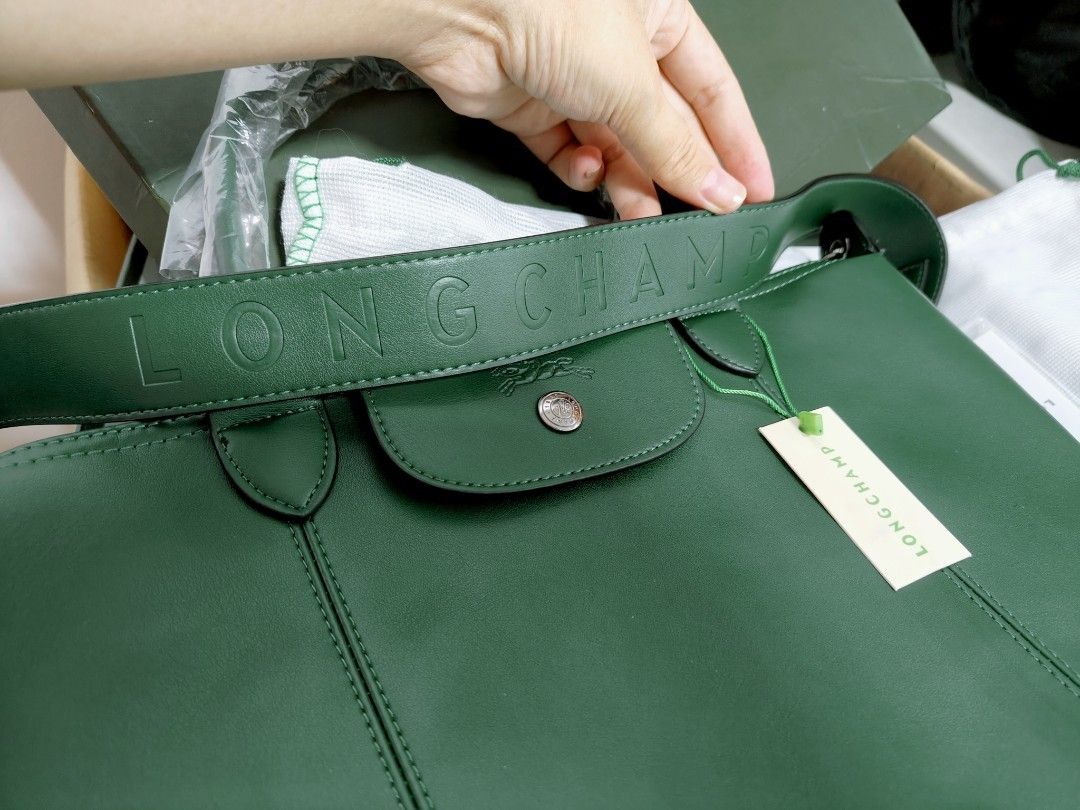 longchamp (Category: Bags & Wallets) located in Singapore. Submitted by ririntilova.27 (Listing ID 1366233703, Image 2). Description: ✅ genuine Leather ✅paperbag ✅box ✅ dust bag ✅tag still hanging on the bag self collection or singpost Shipping. happy shopping sis♥️.
