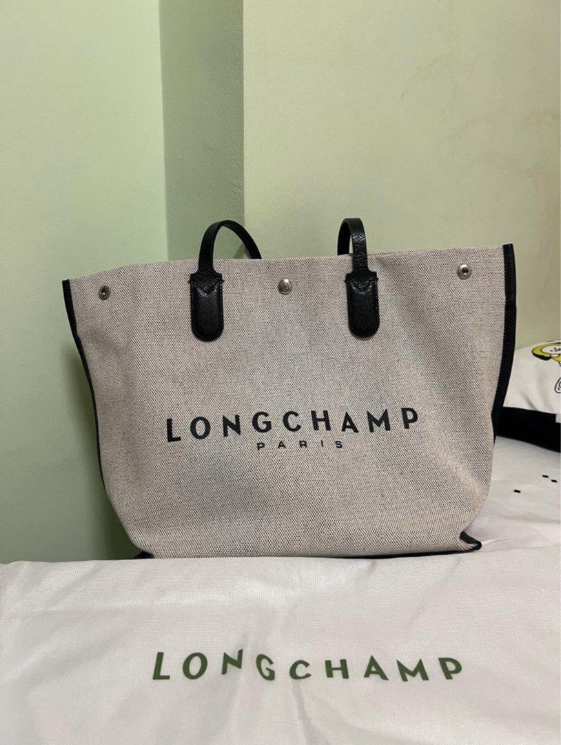 Authentic Longchamp Essential L Tote Bag (Grey) (Category: Bags & Wallets) located in Singapore. Submitted by Daechwita0309 (Listing ID 1380428410, Image 2). Description: Aunthentic and Good as New (used 3x only) bought in Europe with paper bag and carecard Original Price is $600sgd RFS - need funds urgently (selling it less than half the price) Meet up .