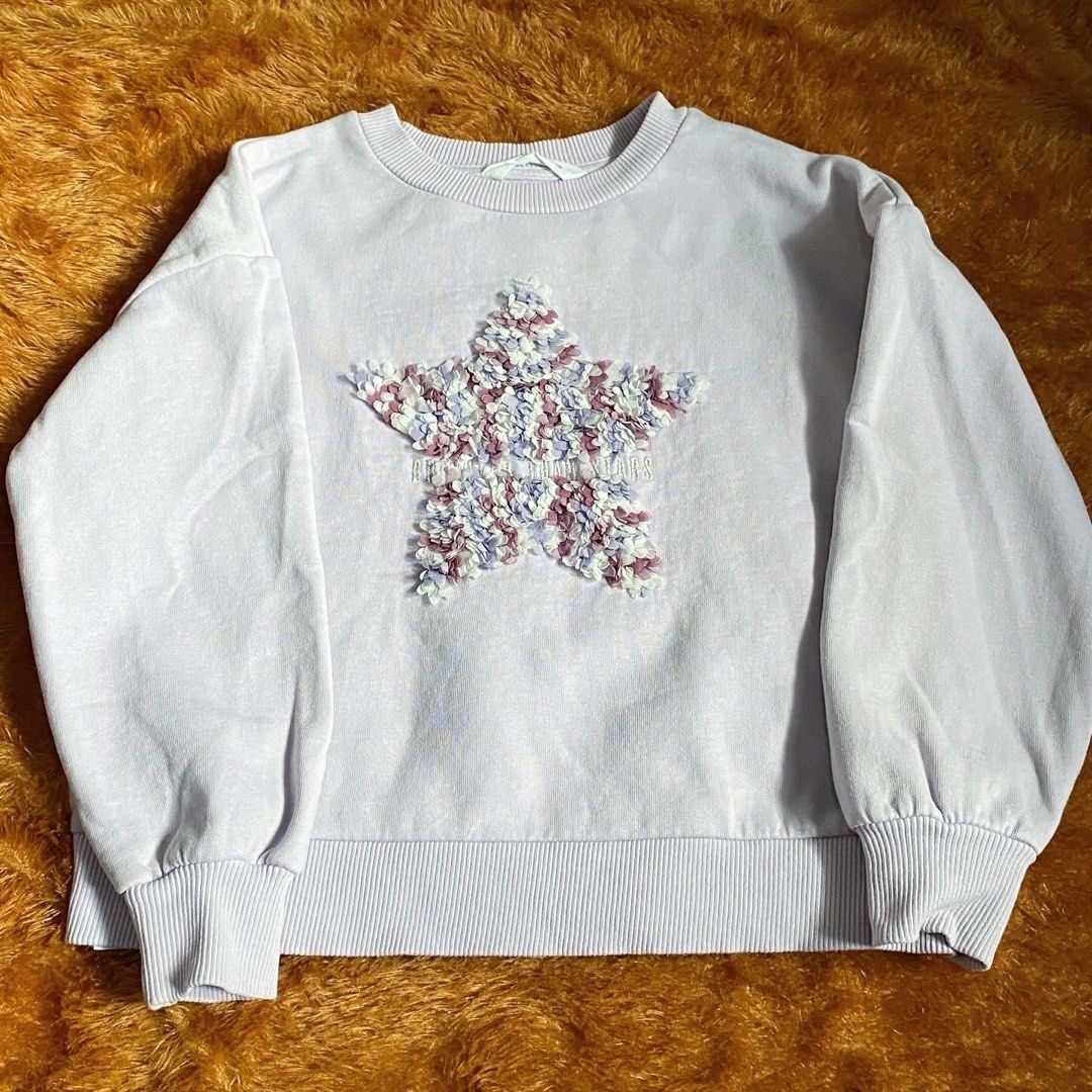 Mango sweater anak cewek 7 tahun (Kategori: 4 hingga 7 tahun) berada di Jakarta Selatan. Dikirim oleh mode_treasure (ID iklan 1380296149, Gambar 1). Deskripsi: Warna asli ungu muda soft gt, masi baguss no minus.