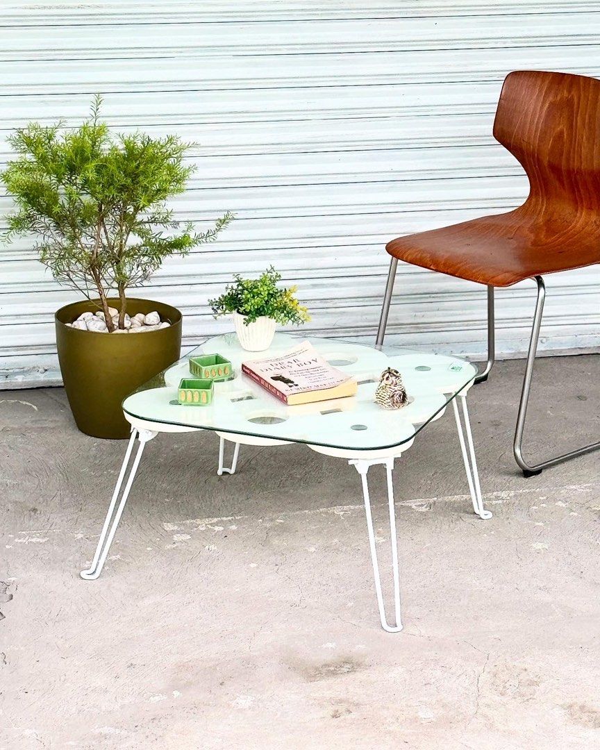 Modern Glass Coffee Table (Category: Tables & Sets) located in Bulacan. Submitted by rock_off.thriftshop.ph (Listing ID 1380484634, Image 1). Description: .