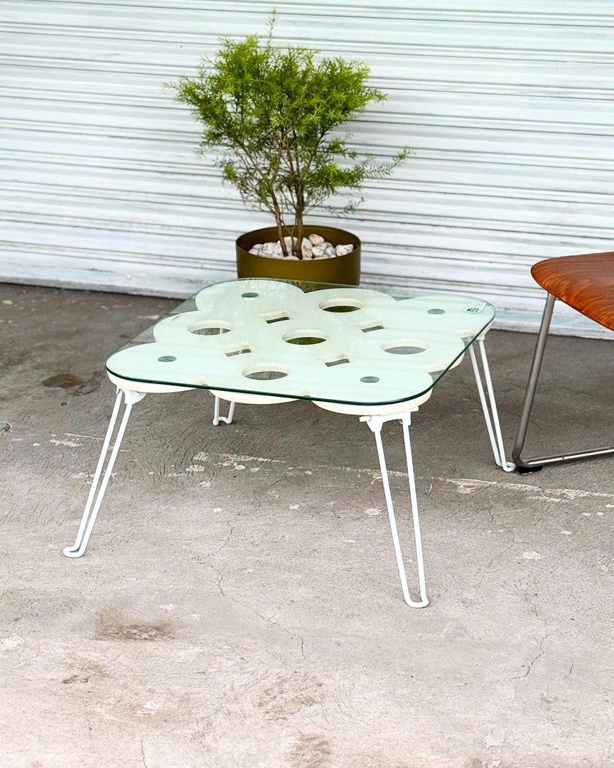 Modern Glass Coffee Table (Category: Tables & Sets) located in Bulacan. Submitted by rock_off.thriftshop.ph (Listing ID 1380484634, Image 3). Description: .