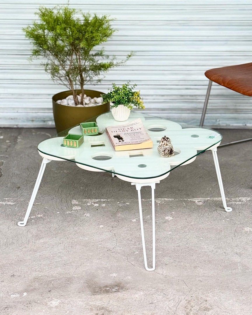 Modern Glass Coffee Table (Category: Tables & Sets) located in Bulacan. Submitted by rock_off.thriftshop.ph (Listing ID 1380484634, Image 2). Description: .