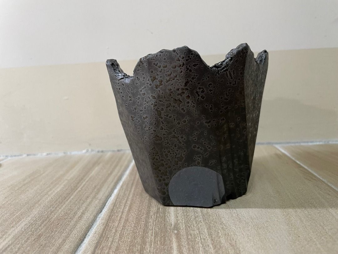 由 flyingbox03 (刊登 ID 1380426888，圖片 2) 提交，位於 桃園市 (Taoyuan) 的 N/OH 植木鉢/盆器 (類別：盆栽)，說明：【目的】出售 【商品名稱】N/OH 植木鉢/盆器 【尺寸】寬約10.5×高約9 cm 【商品狀況】有使用痕跡，請參考照片。 【交易方式】匯款後超商店到店。。