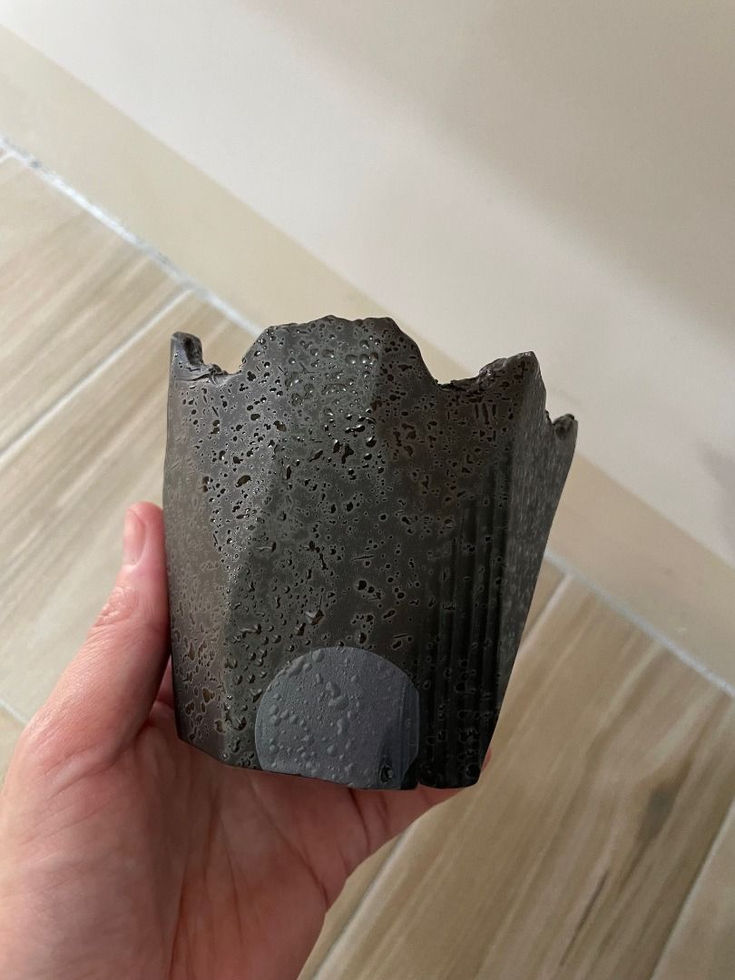 由 flyingbox03 (刊登 ID 1380426888，圖片 1) 提交，位於 桃園市 (Taoyuan) 的 N/OH 植木鉢/盆器 (類別：盆栽)，說明：【目的】出售 【商品名稱】N/OH 植木鉢/盆器 【尺寸】寬約10.5×高約9 cm 【商品狀況】有使用痕跡，請參考照片。 【交易方式】匯款後超商店到店。。