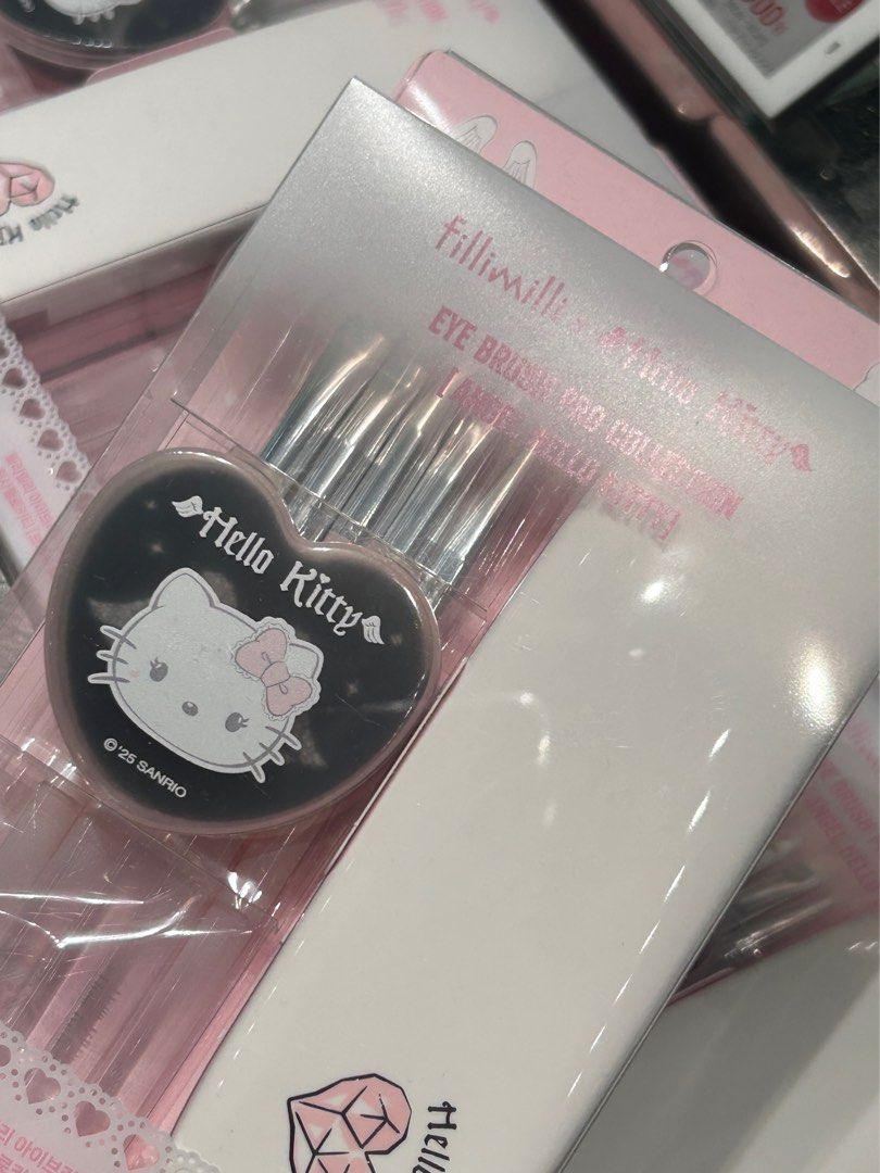 由 uyyii (刊登 ID 1380402401，圖片 1) 提交，位於 宜蘭縣 (Yilan) 的 韓國Olive young 代購 Hello Kitty刷具限定款 (類別：化妝品)，說明：韓國正韓親自代購 8/10回國即刻出貨 要等約一個月的時間 願意等再下單。