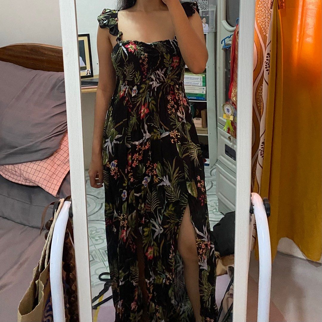 Raviya Floral Ruffled Maxi Dress (Category: Dresses) located in Laoag. Submitted by yve__ (Listing ID 1380308501, Image 2). Description: Condition: Brand New. Still with Tag. Tried only. Color: Floral Black Size: S-M Best for: Summer Dress, Cover Up PRICE IS NEGOTIABLE! Payment first. Please note that the shipping fee will be shouldered by the buyer. Thank you!.