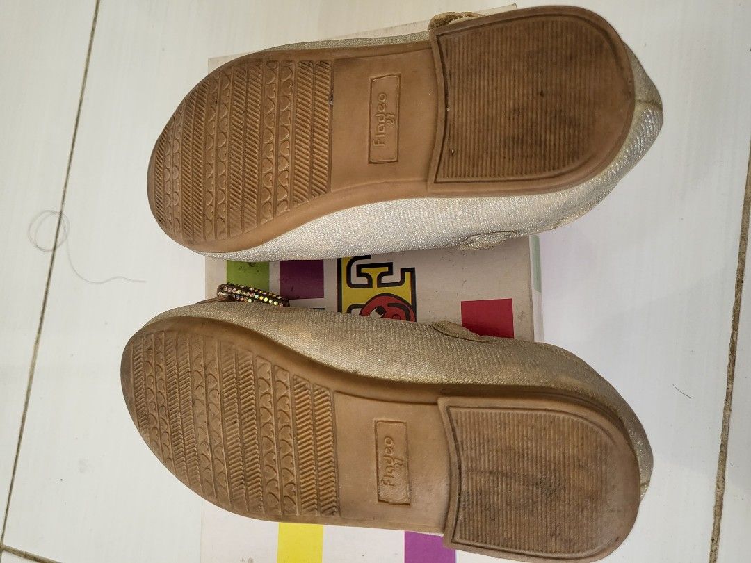 Sepatu anak merk Fladeo Gold (Kategori: 8 hingga 12 tahun) berada di Bogor. Dikirim oleh tumpal_sianturi (ID iklan 1380319590, Gambar 2). Deskripsi: Sepatu anak merk Fladeo Gold Size 27 anak Panjang sol 17 cm.