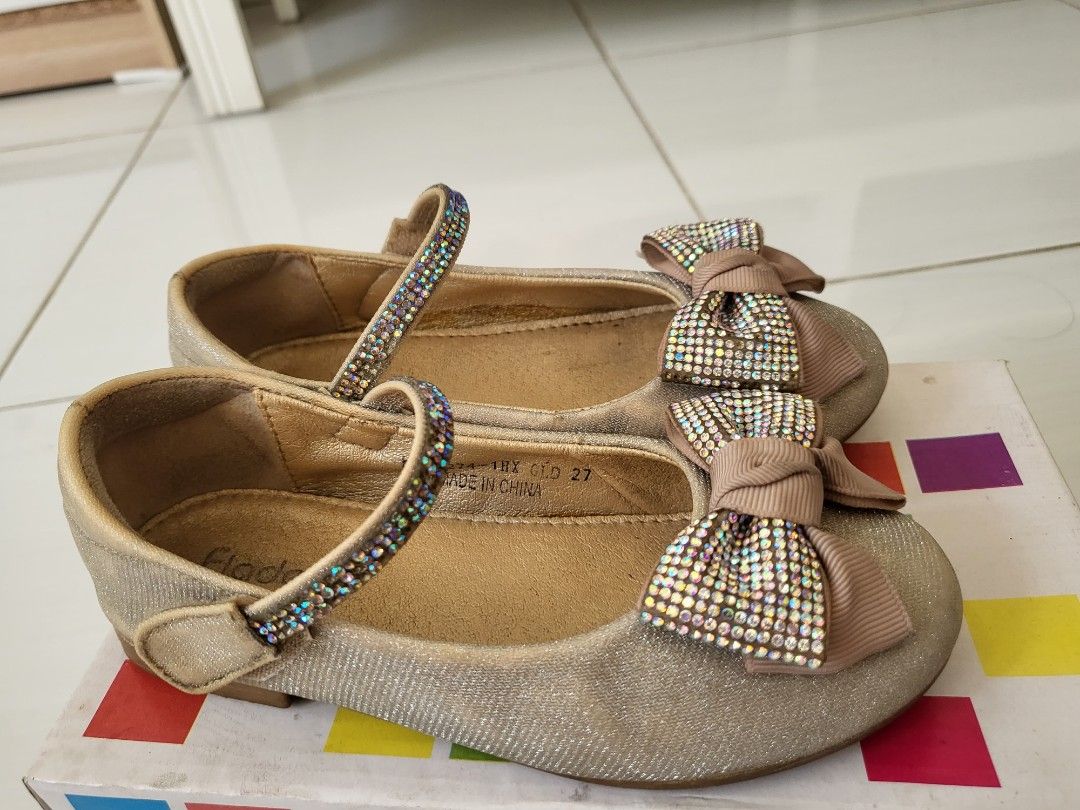 Sepatu anak merk Fladeo Gold (Kategori: 8 hingga 12 tahun) berada di Bogor. Dikirim oleh tumpal_sianturi (ID iklan 1380319590, Gambar 1). Deskripsi: Sepatu anak merk Fladeo Gold Size 27 anak Panjang sol 17 cm.