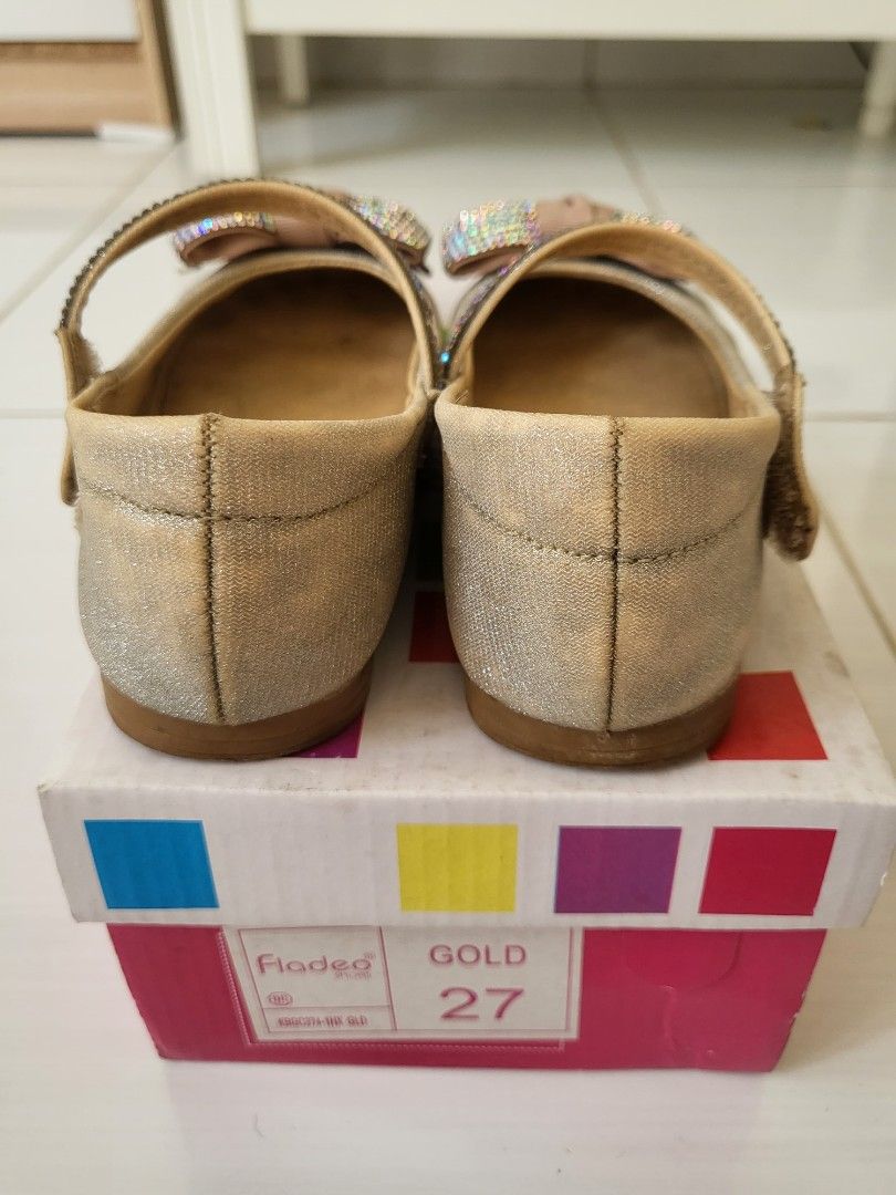 Sepatu anak merk Fladeo Gold (Kategori: 8 hingga 12 tahun) berada di Bogor. Dikirim oleh tumpal_sianturi (ID iklan 1380319590, Gambar 3). Deskripsi: Sepatu anak merk Fladeo Gold Size 27 anak Panjang sol 17 cm.