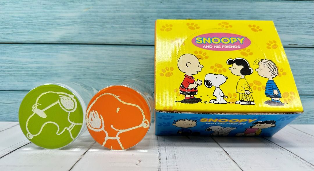 由 lovelyfa (刊登 ID 1380427910，圖片 3) 提交，位於 台中市 (Taichung) 的 SNOOPY 史努比 混色玻璃杯 水杯 全新 含原包裝盒 (類別：水杯、水壺)，說明：圖案是有點立體的 可以摸到紋路 底部也有圖案是比較特別的 也是摸得到紋路 尺寸：約 10.9cm高 x 5.9cm 直徑 注意事項: 有問題歡迎聊聊 開箱時請錄影，以避免之後有爭議 因為拍照角度跟光線以及每台電腦顯示器的不同，而產生網頁上的圖片可能與實際產品有顏色上的差別，敬請見諒。 圖是實物照的(您收到的就是照片的那個) ，有任何疑問請下單前問清楚，可以依據要求多拍其他角度照片，售出後不接受以任何理由退換貨，可接受再下單喔。謝謝~~ 非企業經營賣家，暫無提供發票。